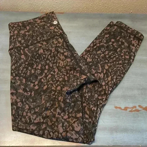 LULULEMON Women’s (at ankle) Leggings - Picture 3 of 8